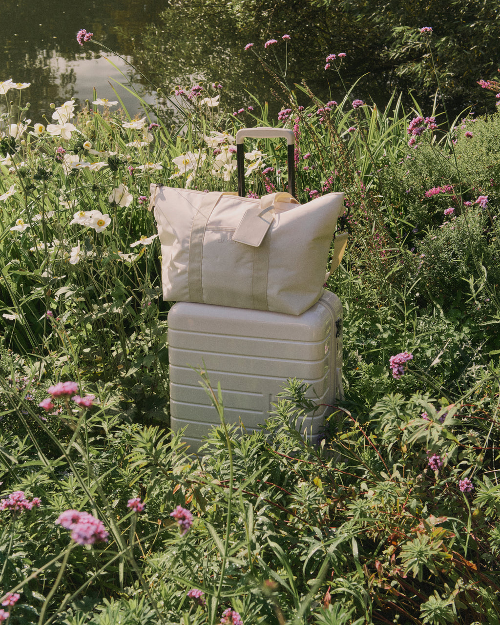 Medium 24" Tonal Logo Check-In Kuffert